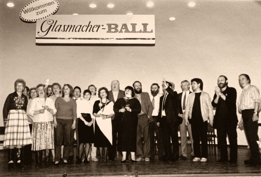 Glasmacherball; vlnr: Walter Bäz-Dölle, Hubert Koch, Hartmut Bechmann, Dieter Schmidt, Dieter Schmidt, Walter Schwarz, Rainer Krauß, Thomas Reimann, Albrecht Greiner-Mai, Ulrike Oelzner, Ursula Hampe, Irina Marschumowa, Günter Queck, Heinz Rauschardt, Karin Nenz, Renate Precht, Uwe Rauschardt, Günther Knye, Siglinde Bechmann, Herbert Müller Sachs, Theo Enders, Ilona Knye, Volkhard Precht, Thomas Oelzner, Herbert Kny, Knut Dürrkop, Klaus Waschke, Hans Lödell